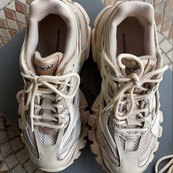 Authentic Balenciaga 2.0 - Picture 7 of 10